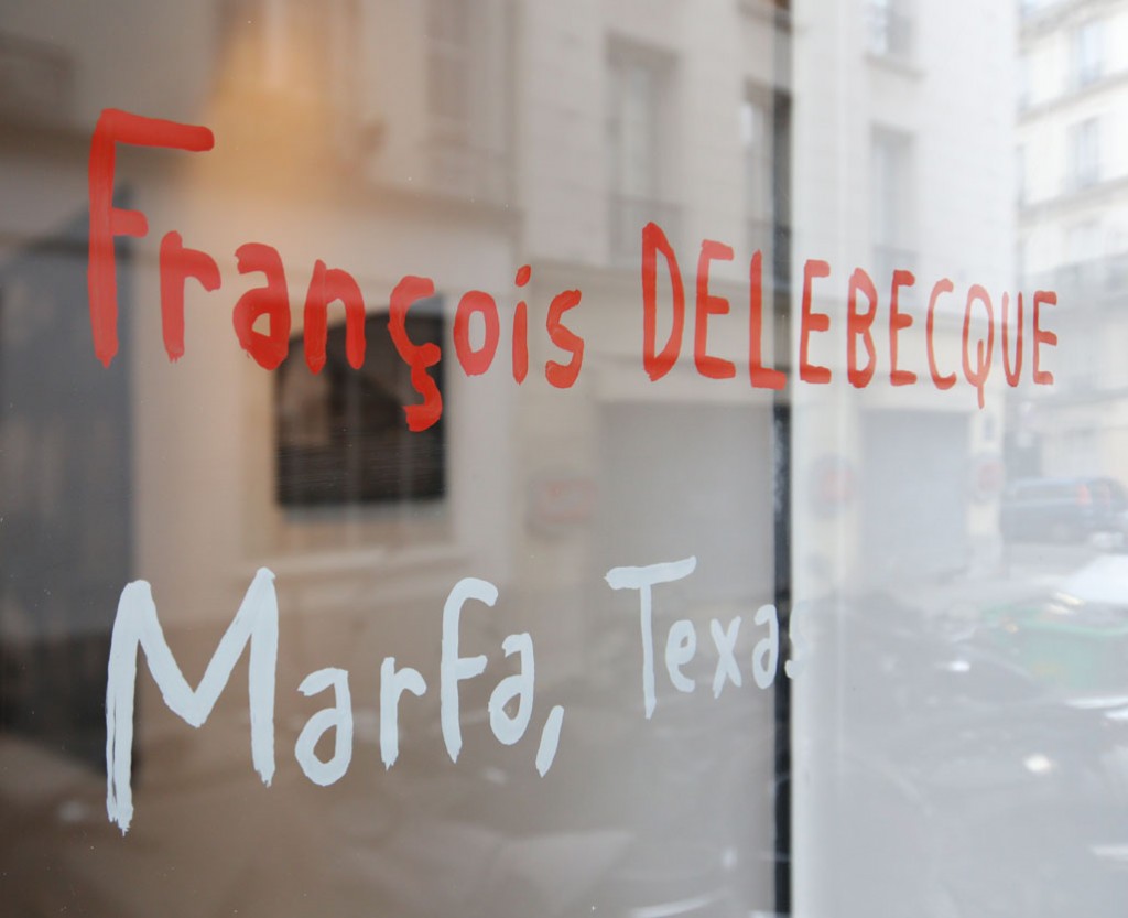 Annonce de l'exposition écrite à la main par Christian Roux sur la vitrine de la galerie.