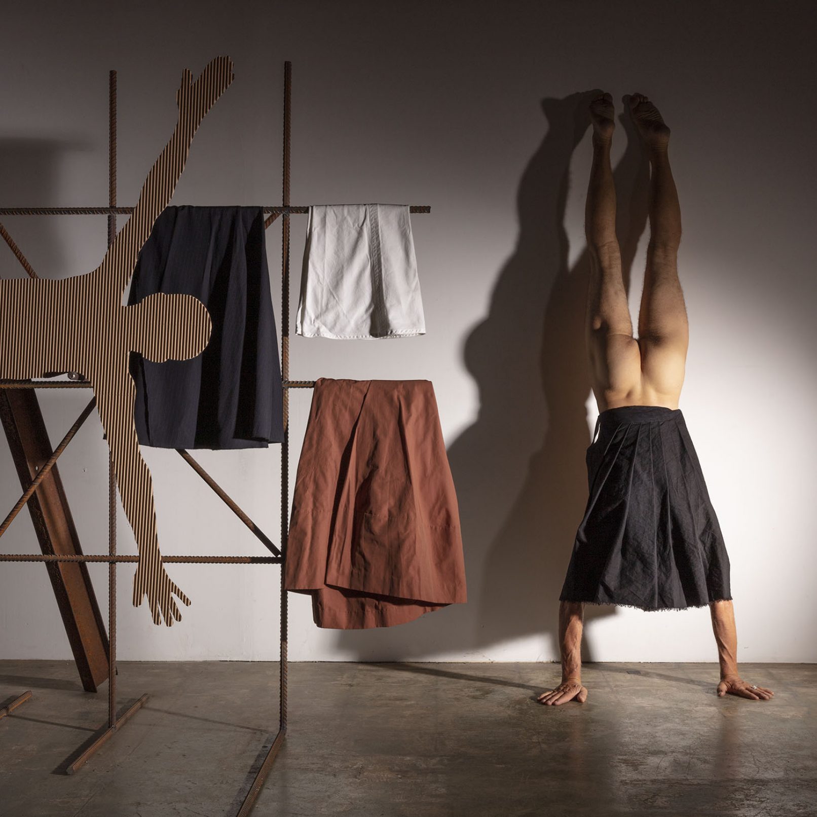 Homme, autoportrait, Francois, Delebecque, jupe, grise, plissée, atelier, sculptures,, retourné, fesses, man,ass,nude, selfportrait, skirt,grey, plissed, studio, sculpture