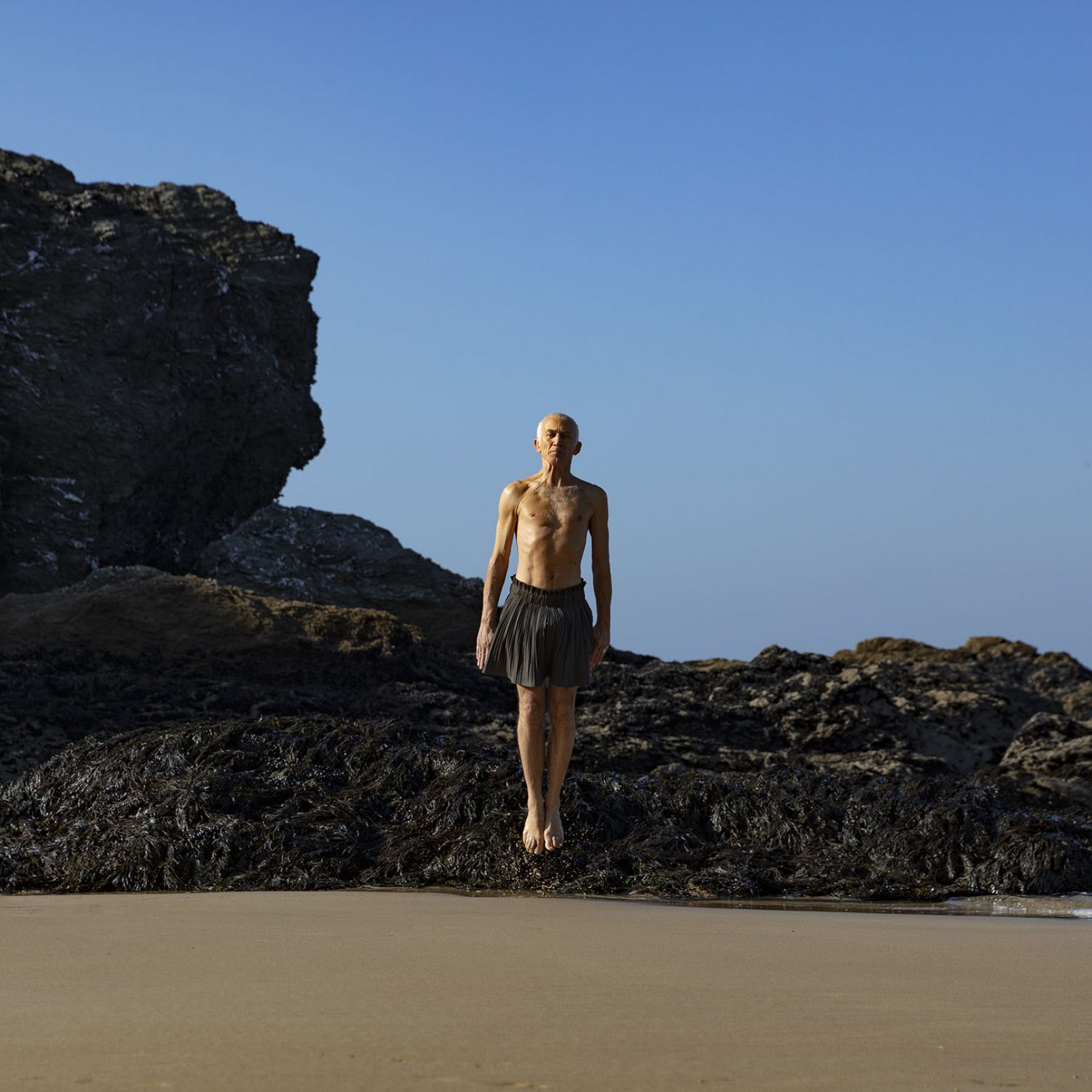 Homme, autoportrait, Francois, Delebecque, jupe, grise, plissée, océan,saut, BelleIle, man, selfportrait, skirt, short, grey, plissed, ocean,jump,