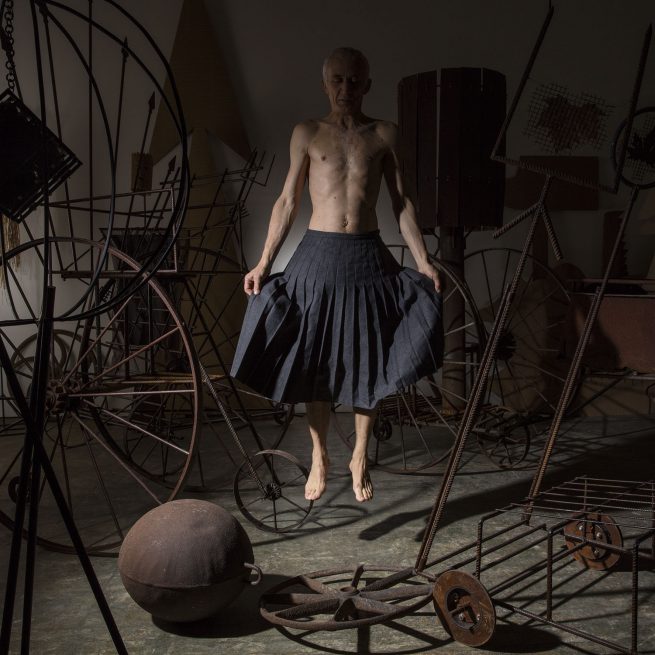 Homme, autoportrait, Francois, delebecque, jupe, grise, plissée, atelier, sculptures, man, selfportrait, skirt,grey, plissed, studio, sculpture